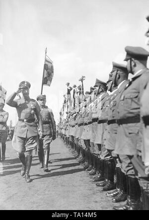 Kronprinz Wilhelm von Preußen inspiziert die Mitglieder des Stahlhelm auf dem Sportplatz in Perleberg. Anlässlich des 10. Jahrestages der Ortsgruppe Perleberg eine große Feier statt. Stockfoto