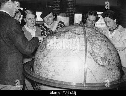 Die Teilnehmer des ersten Flight Attendant Training der Lufthansa während einer Navigation Ausbildung am Flughafen Tempelhof. Stockfoto