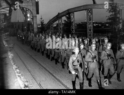 Nach dem Deutsch-litauischen Vertrag über die Annexion des Memelländischen, infanteristen der Deutschen Wehrmacht im März in das Memelland über die 'Königin Luise Brücke". Stockfoto