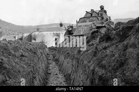 Ein gepanzertes Fahrzeug (Sdkfz 222) der Wehrmacht an der Schoeberlinie in Ebersdorf (Habartice) Heute am 7. Oktober 1938. Im Hintergrund ein betonbunker der Tschechischen Verteidigungsanlagen. Stockfoto