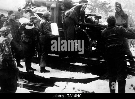 Ein 17-cm-Kanone 18 ist durch die gun Crew vor den Toren von Leningrad betrieben. Foto der Propaganda Firma (PK): kriegsberichterstatter Ebert. Stockfoto