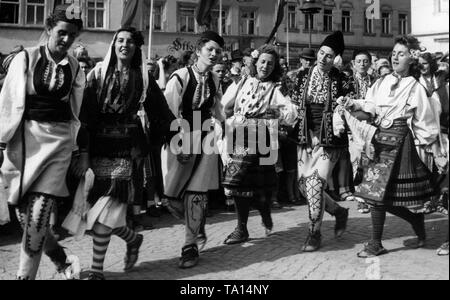 An ein "junger Kulturkundgebung der europaeischen Jugend' Bulgaren Tanz in Kostümen in die historische Stadt Weimar. Stockfoto