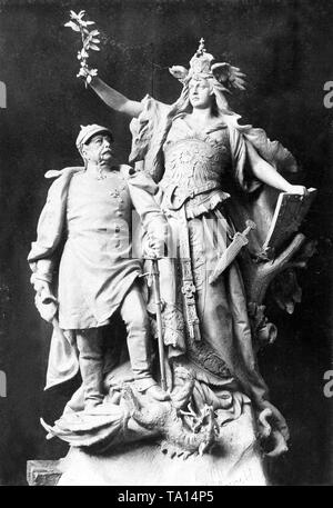 Modell Design durch die Hamburger Bildhauer X. Arnold mit Kanzler Otto von Bismarck als dragonslayer auf der Seite der Germania, die Personifizierung der deutschen Nation. Stockfoto