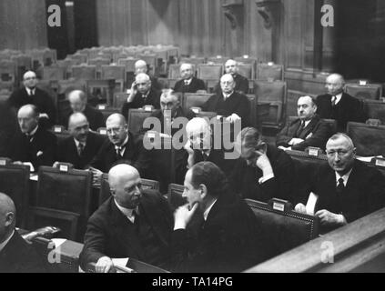 Sitzung des Preußischen Staatsrat in der Berliner Herrenhaus. Es war teilgenommen, unter anderem (von links): Erste Reihe: Robert Graf von Keyselingk-Cammerau und Hans Arno Charbonnier. Zweite Reihe: Gustav Krupp von Bohlen und Halbach, Fritzsohen, Hans-von Meibom, Fuefs, Johannes Caspari und Haas. Dritte Zeile: von Wetzdorf (zwischen von Meibom und Fuefs) und Zahle. Stockfoto