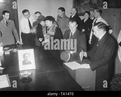 Referendum in den Bezirk von Berlin 'Horst Wessel' (heute Friedrichshain). Die Wähler ihre Stimme abgegeben an einem Standort in Palisadenstrasse. Die Sudetendeutschen halten eine Neuwahl über die Annexion des Sudetenlandes an das Deutsche Reich. Auf dem Tisch, ein Bild der Sudetendeutschen Politiker Konrad Henlein. Stockfoto