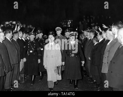 Joseph Goebbels (links) und Robert Ley (rechts) treffen sich in der Halle der AEG in der Brunnenstraße, Berlin, für eine Demonstration anlässlich des einjährigen Bestehens der NS-Organisation "Kraft durch Freude" ('Stärke durch Freude"). Stockfoto