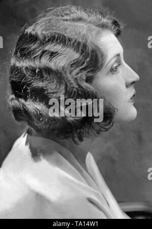 Porträt einer Frau aus den 1920er Jahren. Sie trägt eine wellige kurzen Haarschnitt. Undatiertes Foto. Stockfoto