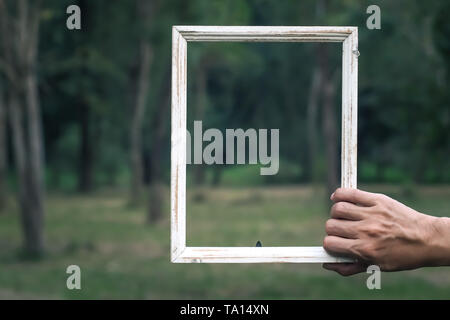 Mann shabby chic Style White vintage Holzrahmen blur grüne Natur Konzept Idee Hintergrund Stockfoto