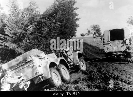 Ein Deutscher Lkw versucht, eine Abgestürzte (Protzkraftwagen Kfz zu ziehen. 69) Aus einem Graben. Stockfoto