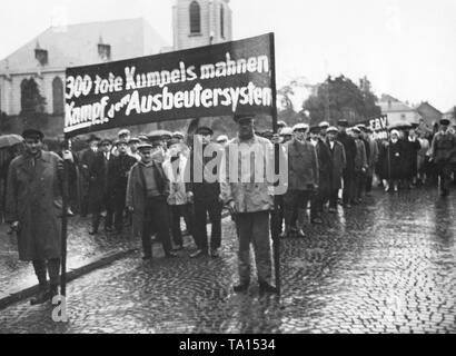 297 Menschen in der Mining Disaster Alsdorf im Oktober 1930 starb, später Anhänger der KPD (Kommunistische Partei Deutschlands) Marsch durch die Straßen der Stadt. Auf den Banner lautet: "300 Tote Freunde überreden einen Kampf gegen die Ausbeuter System'. Stockfoto