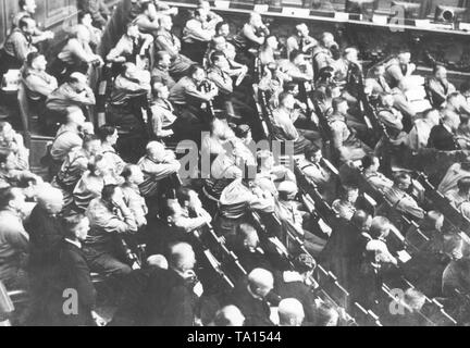 Bei der Eröffnung des Reichstages am 13.10.1930, 107 Mitglieder der NSDAP Sitzen im Parlament. Rechts: Die Mitglieder der DNVP. Stockfoto