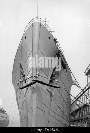 Die "Queen Mary" erhält einen grauen camouflage Farbe in den Hafen von New York. Umgebaut auf einen Truppentransporter, der 'Queen Mary' brachte Australischen und Kanadischen Soldaten in Europa und im Pazifik vor. Stockfoto