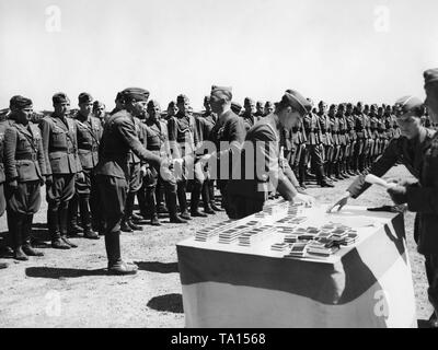 Foto der Kommandant der Legion Condor, Major General Wolfram Freiherr von Richthofen bei der Verleihung der Offiziere der Legion Condor während der siegesfeier in der Stadt Leon, Kastilien und Leon, am 24. Mai 1939. Die Soldaten wurden intensiviert und die Aufträge, die auf einem Tisch angehäuft werden. Stockfoto