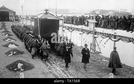 Eine Probe wird vor der eigentlichen Beerdigung des Kaisers Yoshihito, die am 25. Dezember 1926 starb. Die Träger tragen den Sarg, in dem die Leiche transportiert wird. Stockfoto