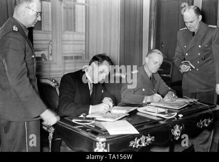 Matus Cernak und Joachim von Ribbentrop unterzeichnen einen Vertrag zwischen dem Deutschen Reich und den Slowakischen Staat in Berlin. Mit dem Vertrag der ehemaligen polnischen Gebiete in die Slowakei als Anhang beigefügt werden wird. Die erste slowakische Republik wurde unter Hitlers Druck im März 1939 gegründet, und Böhmen und Mähren wurden von der Wehrmacht besetzt. Stockfoto