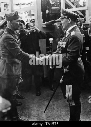Bei der Ankunft der Legion Condor in Spanien, Feldmarschall Allgemeine Hermann Göring (auf der rechten Seite mit der allgemeinen Baton), grüßt Major General Wolfram von Richthofen (links) an der Gangway auf St. Pauli, Hamburger Stadtteil. Stockfoto
