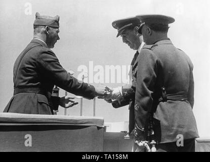 Foto der Kommandeur des Deutschen Legion Condor, Major General Wolfram Freiherr von Richthofen (links), der brigadegeneral der Spanischen Luftwaffe, Alfredo Kindelan Duany und von General Francisco Franco (rechts, hinten) am Rednerpult des VIP-Messestand während einer Siegesparade am Flughafen Barajas, Madrid, nach der Invasion der Stadt am 28. März 1939. Stockfoto