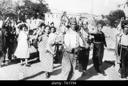 Zivilisten (Männer und Frauen) und kommunistischen Milizionären Grüße der Fotograf mit erhobener Faust während des spanischen nationalen Offensive von General Emilio Mola in Alta de Leon in der Bergkette nördlich von Madrid am 10. August 1936. Stockfoto