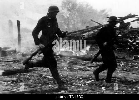 Soldaten kämpfen für eine Lokalität im mittleren Abschnitt der Ostfront während der Offensive in Richtung Moskau. Foto: kriegsberichterstatter Lessmann Stockfoto