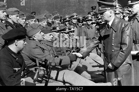 Von einem Arzt begleitet, Adolf Hitler grüßt schwer verletzten Soldaten vor dem Mahnmal in Berlin anlässlich der Heldengedenktag ('Tag des Gedenkens an die Helden"). Kurz danach, Freiherr von Gersdorff durchgeführt, ein Attentat auf Hitler. Stockfoto
