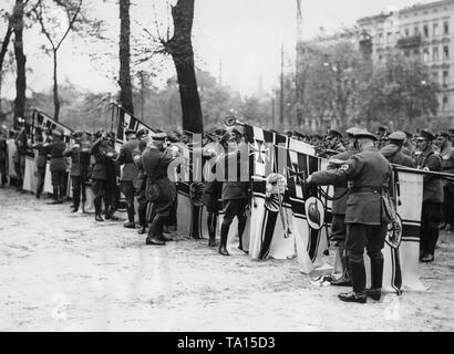 Anlässlich der Wiedereinführung der Wehrpflicht und die Revision des Versailler Vertrages, die schwarze Bänder aus der Flaggen der nationalen sozialistischen Allianz der Roten Front-Fighters während einer Parade am Jahnsportplatz im Volkspark Hasenheide, Berlin entfernt sind. Stockfoto