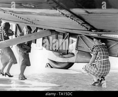 Zukünftige Flugbegleiter der Lufthansa während einer technischen Ausbildung auf einem Junkers Ju 52/ 3m. Die stewardess Ausbildung bei Lufthansa begann 1938. Stockfoto