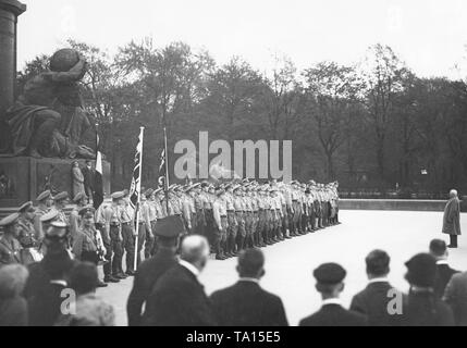 Uniformierte Squadrons der DNVP (Deutsche Nationale Volkspartei) März bis zu den Reichstag vor der Bismarck Denkmal und Stellung nehmen. Stockfoto