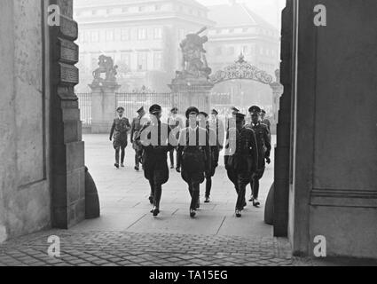 Der Staatssekretär des Protektorats Böhmen und Mähren, Karl Hermann Frank, das neue Reich Protector für Böhmen und Mähren, Wilhelm Frick und der General der Panzertruppe Ferdinand Schaal geben Sie die Prager Burg. Nach der Ermordung von Reinhard Heydrich, Frick wird neuer Reich Protector 1943. Stockfoto