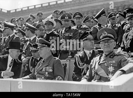 Foto der VIP-Messestand während der siegesparade der Legion Condor auf der Ost-West-Achse (vorher Charlottenburger Chaussee, heute Straße des 17. Juni) vor der Technischen Universität am 6. Juni 1939. Erste Reihe von links nach rechts: der spanische Botschafter Antonio Ciudad y Pers, Außenminister Erich von Ribbentrop, Botschafter Italiens Bernardo Attolico. Stockfoto