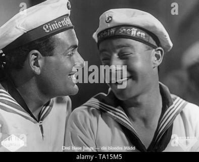 Heinz Ruehmann wie Heini Jaeger (rechts) und Friedrich Benfer wie Willy Timm in der Komödie "Drei Bluejackets und eine Blonde", Regie: Carl Boese. Alle drei Jungen verlieben mit einem blonden Mädchen. Stockfoto