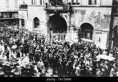 Not-Bekanntmachung über die Verbände der Genossenschaften in Karlsbad (Karlovy Vary). Die Demonstranten forderten Maßnahmen die Zahl der Kurgäste in Karlsbad zu erhöhen. Die Polizei interveniert, und einige Gäste wurden verletzt. Stockfoto