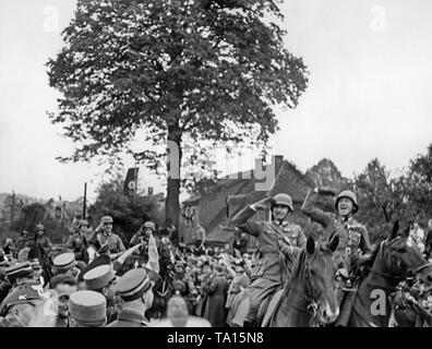 Deutsche Truppen im März über die ehemaligen German-Czechoslovak Grenze in der Nähe von ebersbach und Jirikov (Georgswalde heute) in das Sudetenland am 2. Oktober 1938. Menschen begrüßen Sie fröhlich. Stockfoto