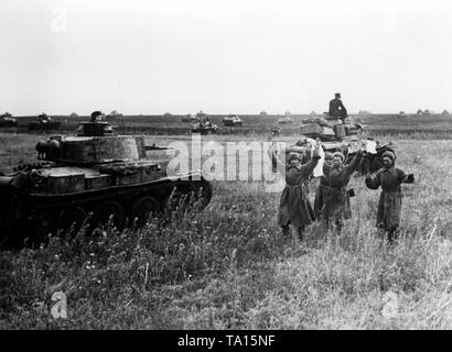 Nach einem Kampf auf Artemowka auf der Donez: Sowjetische Soldaten mit erhobenen Händen ergab sich den Deutschen gepanzerte Infanteristen einer Panzerkampfwagen 38 (t), mit der Nummer 525 auf seinem Turm. Im Hintergrund, ein Transportmittel sowie anderen deutschen Kampfpanzer und Schützenpanzer. Kriegsberichterstatter: haehle. Stockfoto