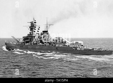 Foto der Schwere Kreuzer 'Deutschland' in einem stürmischen Meer während einer Reise im Ausland im Jahr 1935. Die Mannschaft hat bis auf das Deck gesäumt. Die beiden Türme mit sechs 28 cm schnelle Geschütze am Bug und am Heck. Stockfoto