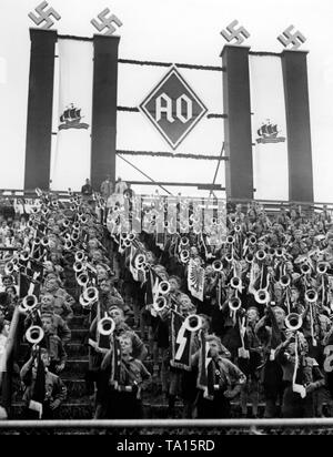 Trompeter des deutschen Jungvolk öffnen Sie den fünften Reichstag des Auslandsdeutsche (Aussiedler) in der Adolf-Hitler-Kampfbahn (jetzt Mercedes-Benz Arena) in Stuttgart. Stockfoto