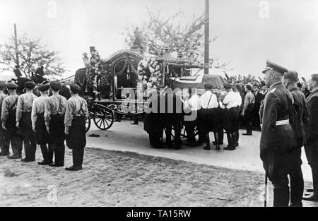 Beerdigung der Sudetendeutschen Hofmann und Böhm in Cheb. Auf der rechten Seite (von links nach rechts): Major Fricke, Karl Hermann Frank, Konrad Henlein, Rudolf Toussaint. Die beiden SdP-Mitgliedern waren tot von einer Wache im Laufe des Sudetenlandes Krise geschossen. Die Sudetendeutsche Partei verwendet, um die Beerdigung zu einer Kundgebung. Stockfoto