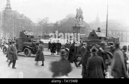 Die Franzosen besetzt das Ruhrgebiet im Jahr 1923. Hier in einer deutschen Stadt, vorbei an der Statue. Stockfoto