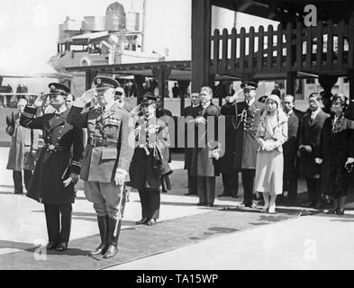 Der Bruder des japanischen Kaisers Hirohito, Prinz Takamatsu (links) besucht die Militärakademie in West Point, New York State, USA, während die Nationalhymne gespielt wird. Neben ihm ist Major General W.R. Smith, der Leiter der Akademie. Stockfoto