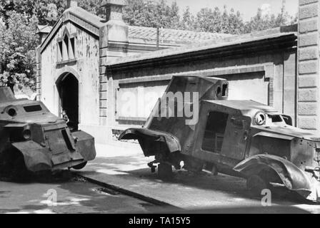 Foto von zwei gepanzerte Fahrzeuge beschlagnahmt und vom spanischen nationalen Kräfte von der republikanischen Seite in Girona, Katalonien gespült. Auf der linken Seite, ein Chevrolet SD 6X4 1937 und auf der rechten Seite, ein Unl-35, Serie 4. Die Fahrzeuge in Tarnfarben lackiert fehlen Räder und Bewaffnung. Stockfoto