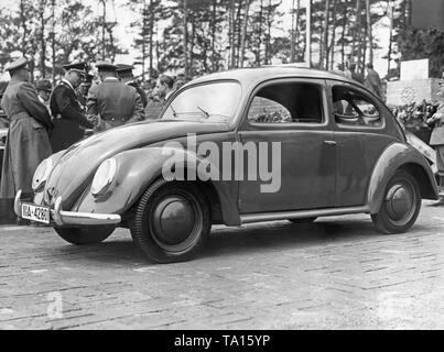 In der Nähe von Fallersleben in Niedersachsen Adolf Hitler den Grundstein für das Volkswagen-werk am 26. Mai 1938. Im Vordergrund ein Prototyp des VW Käfer ("KdF-Wagen") Stockfoto