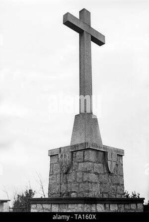 Mit Erinnerung Kreuze in der trijunction zwischen Polen, Danzig und Ostpreußen war die Erinnerung an die Deutsche auf die verlorenen Ostgebiete Auftrieb gegeben. Am Kreuz heißt es "Westpreußen die unteilbaren deutschen Weichseland', unter dem Wappen des Deutschen Ordens (Undatiertes Foto). Stockfoto