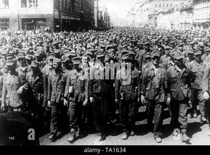 Nach der Niederlage der Army Group Center im Zuge der Operation Bagration, etwa 57.000 deutsche Kriegsgefangene Parade in Moskau auf Stalins Befehl. Stockfoto