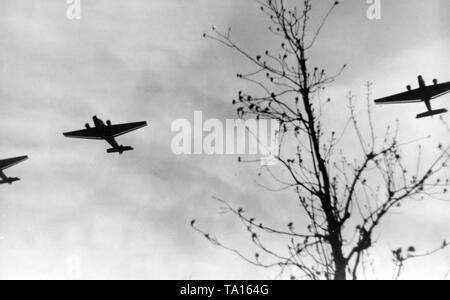 Luftwaffe Flugzeuge vom Typ Junkers Ju 52/ 3m in Bastogne in Frankreich. Die rasch erreicht Luftüberlegenheit erlaubt die Luftwaffe technisch veraltete Flugzeuge wie die Ju-52 zu verwenden. Foto: kriegsberichterstatter v.d. Signalton. Stockfoto