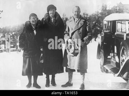 Kronprinzessin Cecilie (mi.) und Kronprinz Wilhelm von Preußen (r) mit einem gemeinsamen Freund. Das Paar ist auf einem Besuch in der Schweiz. Stockfoto