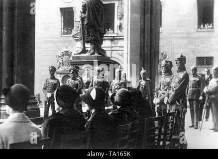 Auf der 75. Geburtstag des bekannten Bayerischen militärischer Führer, Generaloberst Felix Ludwig, Graf von Bothmer, an der Feldherrnhalle in München sind zwei Gedenktafeln für die der bayerischen Armee im Ersten Weltkrieg gefallen und die Herrlichkeiten der bayerischen Armee im Allgemeinen geweiht. Die Feier wird von der Staats- und Stadt Behörden teil. Von links nach rechts neben die Stühle Generaloberst Felix Ludwig Graf von Bothmer und Rupprecht, Kronprinz von Bayern. Stockfoto