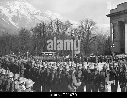 Nach der Annexion Österreichs an das Deutsche Reich, die Tiroler Jaegerregiment auf Adolf Hitler vereidigt ist. Die Feierlichkeiten finden auf der Adolf-Hitler-Platz vor der Hofburg in Innsbruck. Stockfoto