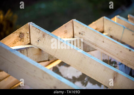 Close-up Detail der Dachrahmen aus grobem Holz Bauholz Balken auf dem Hintergrund von Misty Mountain Landschaft im ökologischen Bereich. Gebäude, Dach, constructi Stockfoto