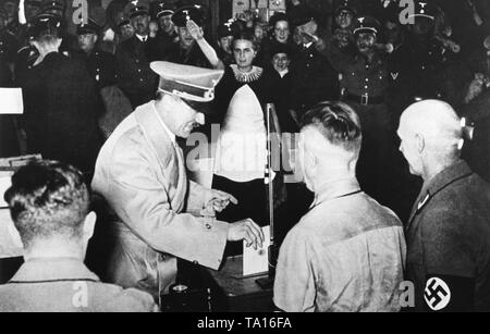 Adolf Hitler wirft seine Stimme an der Anhalter Bahnhof in Berlin. In der Volksabstimmung über den Anschluss Österreichs an das Deutsche Reich gestimmt. Stockfoto