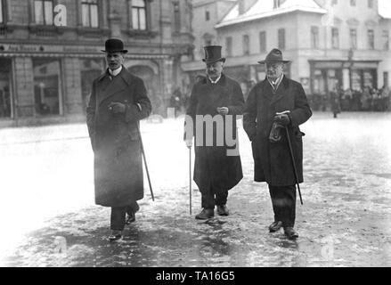 Präsident des Reichstags Konstantin Fehrenbach (Zentrum) zu Fuß mit zwei anderen Abgeordneten während der Wahl der Deutschen Nationalversammlung in Weimar. Stockfoto