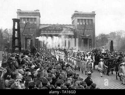 Dieses Foto zeigt den Trauerzug der Bayerischen Königspaar. Im Hintergrund, die Propyläen, die von Ludwig beauftragt wurde ich und errichtet von Leo Klenze am Königsplatz in Form eines Tempels Eingang. Stockfoto